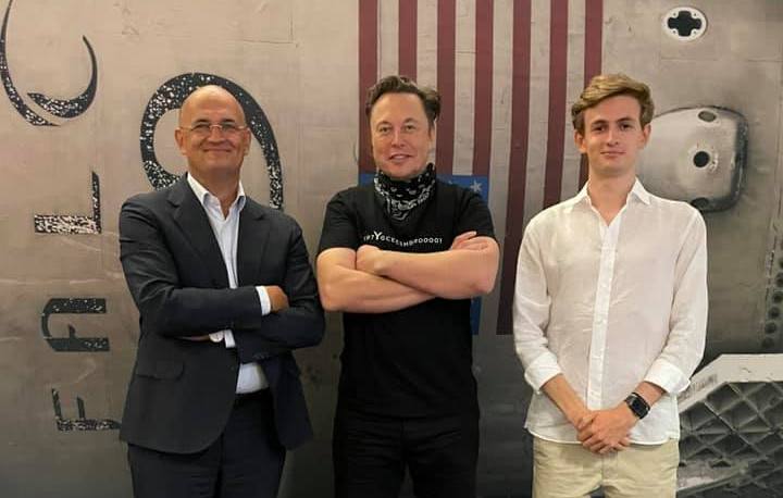 Илон Маск провел внуку и правнуку Сергея Королева экскурсию по SpaceX