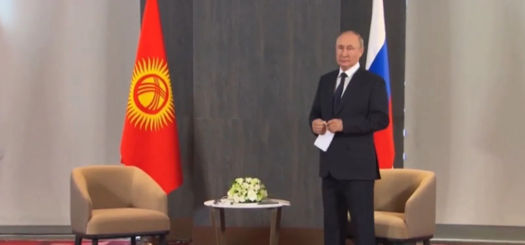 Президент Киргизстану змусив Путіна чекати на себе. ВІДЕО