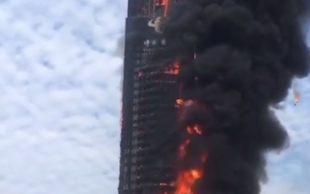 В Китаї за декілька хвилин згорів 200-метровий хмарочос China-telecom