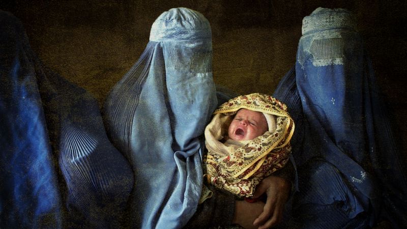 При світлі мобільного, без ліків і чоловіків-лікарів. Як нині народжують жінки в Афганістані? – ВВС 