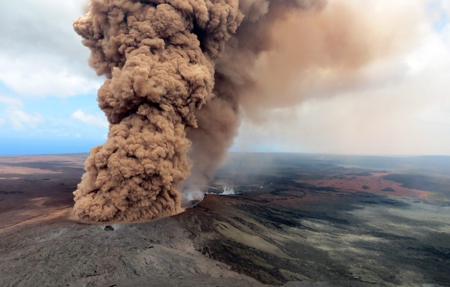 Фонтаны из лавы и облака газа: на Гавайях извергается один из крупнейших и активнейших вулканов на Земле