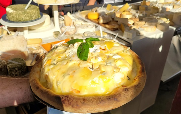 Пицца с более 800 сортами сыра: во Франции установлен рекорд