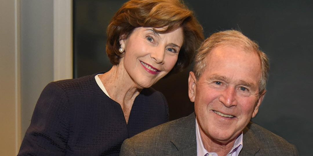 "Она очаровательна". Джордж и Лора Буш показали новорожденную внучку