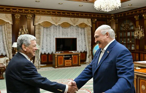 «Він любить лаятись, ти просто лаєшся у відповідь»: спецпосланець президента США у Білорусі розповів про спілкування з Лукашенком