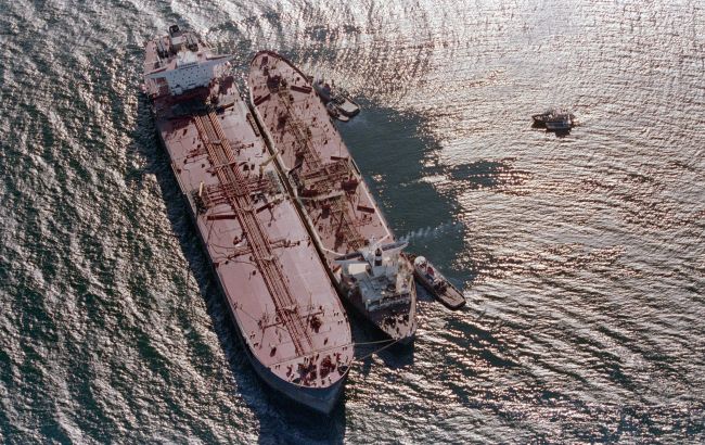 РФ реєструє танкери під прапорами Габону, щоб сховатися від санкцій Заходу, – Bloomberg