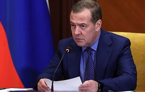 Рішення Трампа допомогти Україні розбурхало Медведєва: аналітики розповіли, як Кремль насправді використовує його маячню