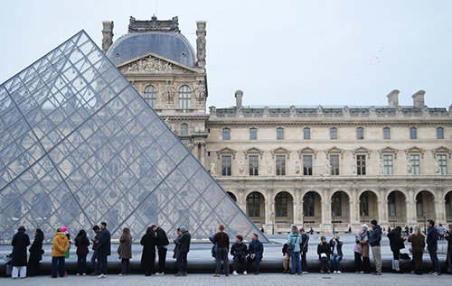 У Франції новий скандал із Лувром: цього разу через шахраїв У Франції новий скандал із Лувром: цього разу через шахраїв