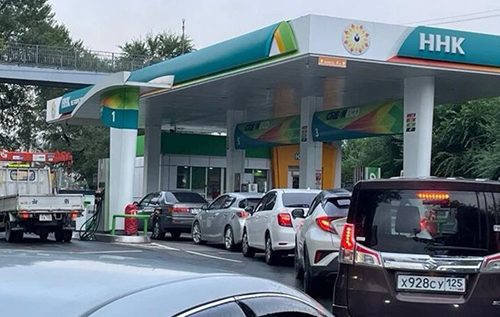 "Тільки в бак": щонайменше в 19 регіонах РФ влада ввела обмеження на продаж бензину "Тільки в бак": щонайменше в 19 регіонах РФ влада ввела обмеження на продаж бензину