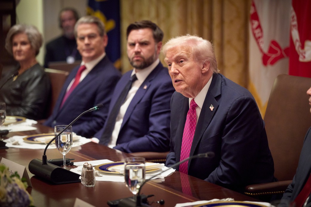 Трамп під час зустрічі з Зеленським підштовхував його на поступки РФ і міркував про гарантії для Москви, – Reuters