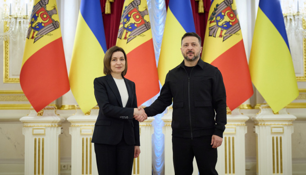 Санду відзначила Зеленського найвищою нагородою Молдови. ВІДЕО