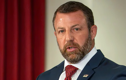 Літак з міністром внутрішньої безпеки США здійснив екстрену посадку: загорівся двигун у польоті