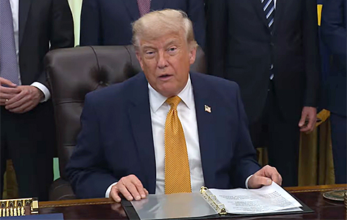 Трамп заявив, що Ормузька протока "повністю відкрита"