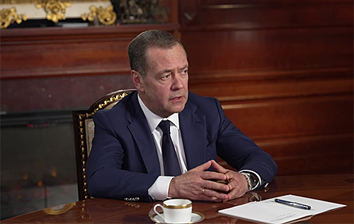 Медведєв знову погрожує ядерною зброєю: "Ми не божевільні, але..."