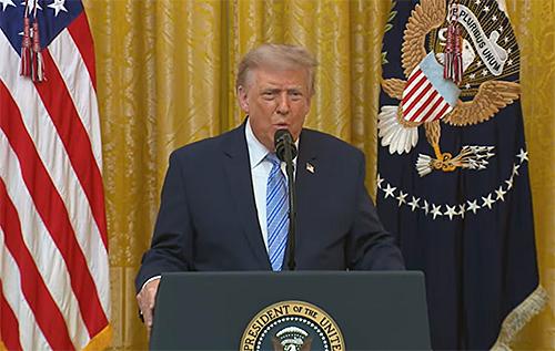 Трамп пригрозив скасувати ліцензії телекомпаніям, які не показали його звернення Трамп пригрозив скасувати ліцензії телекомпаніям, які не показали його звернення