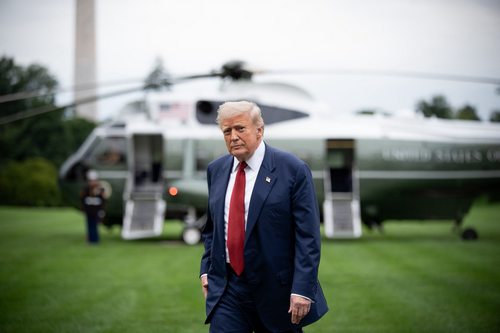 Вертоліт із Трампом через проблеми зі зв'язком пролетів поряд із літаком над Вашингтоном, - NYT Вертоліт із Трампом через проблеми зі зв'язком пролетів поряд із літаком над Вашингтоном, - NYT