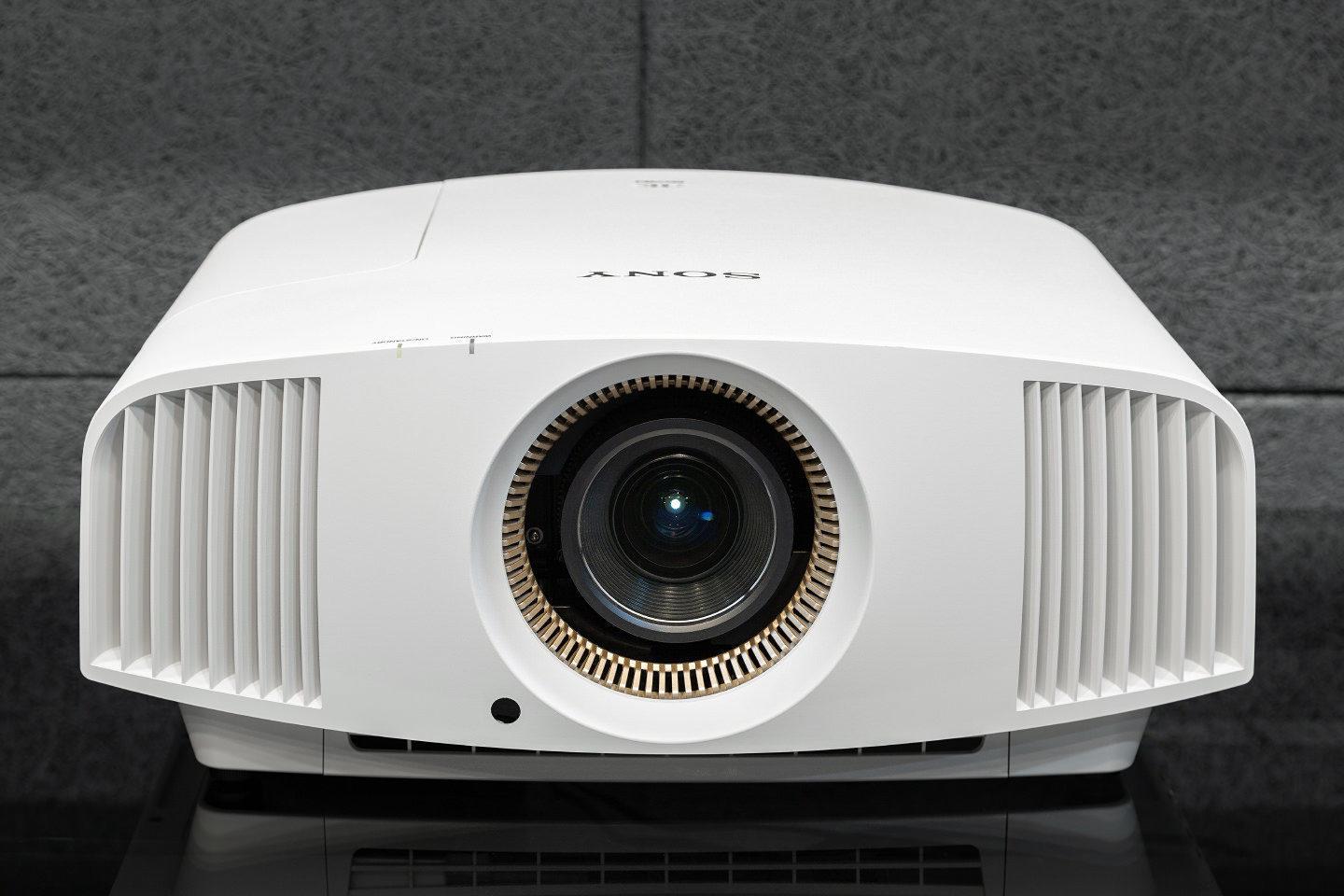 Оптимальный вариант для просмотра кино дома — проектор Sony VPL-VW570ES