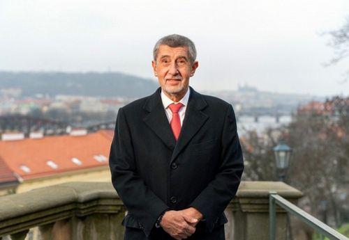 71-річному премʼєру Чехії зробили операцію на обличчі 71-річному премʼєру Чехії зробили операцію на обличчі