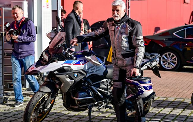 Президент Чехії отримав травму під час їзди на мотоциклі