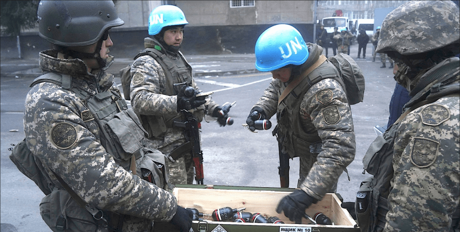 Без дозволу ООН: у Казахстані зафіксували військових у синіх касках. ФОТО