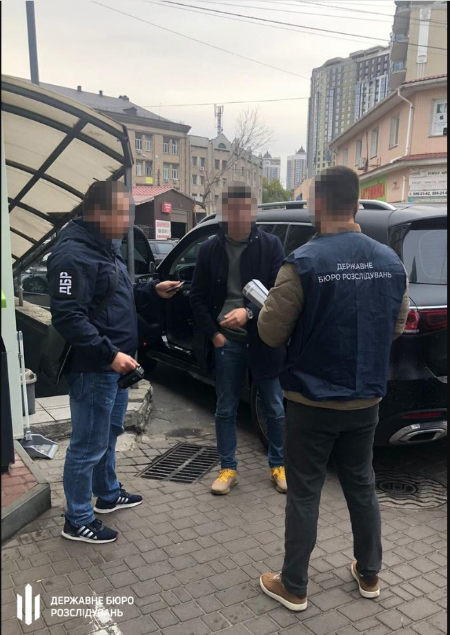 Адвокат хотів переписати на себе елітні квартири: ДБР зірвало схему на десятки мільйонів у Києві