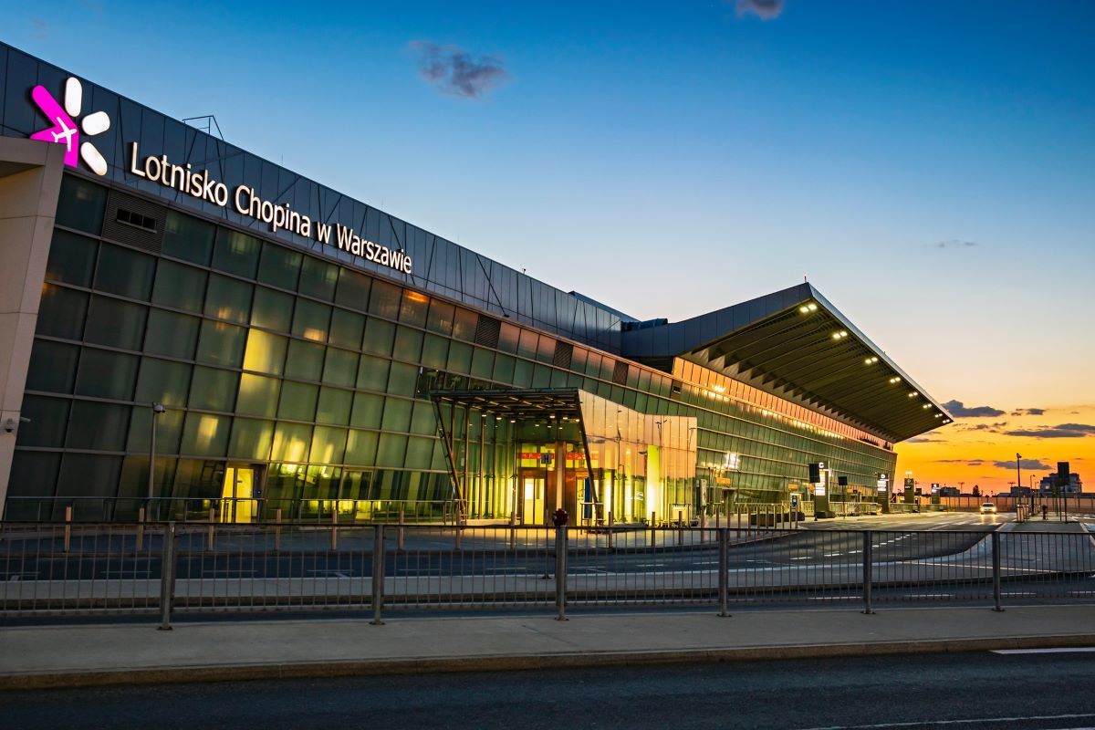Українку не допустили на рейс у Варшаві через напис "бомба" на чолі