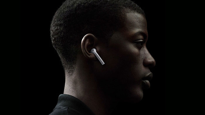 Apple запатентувала нове управління AirPods. Ймовірно, у майбутньому клацанням зубів чи язика ми перемикатимемо музику