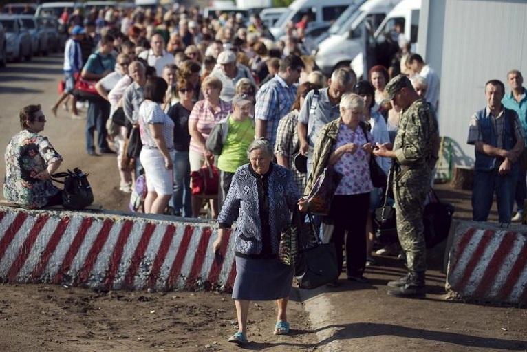 Российские военные устроили маски-шоу на границе с "ДНР"