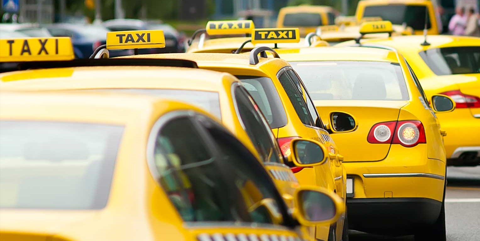 Українським таксистам дозволили їздити смугою громадського транспорту