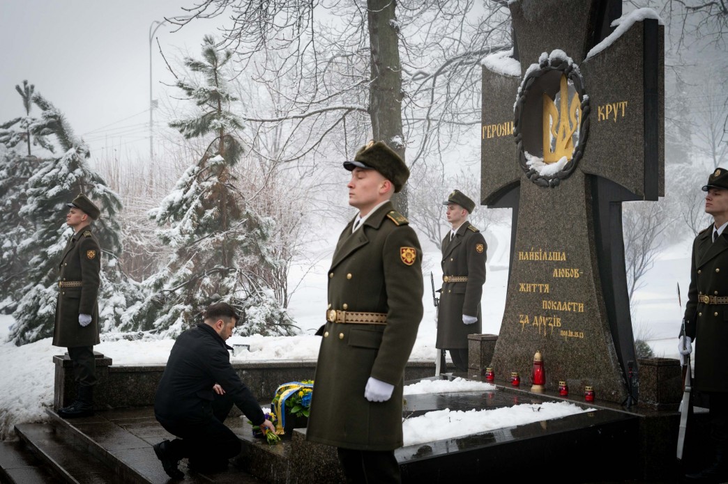 Зеленський ушанував пам'ять Героїв Крут на Аскольдовій могилі в Києві