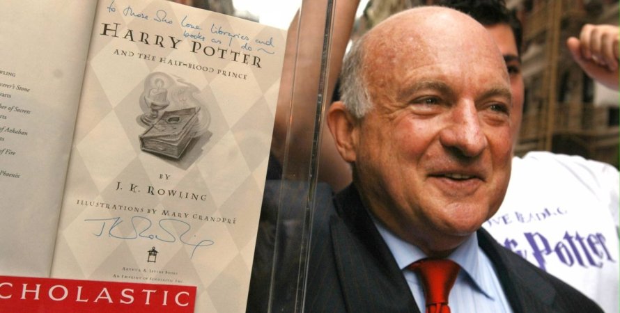 "Сказочный скандал": издатель книг о "Гарри Поттере", скончавшись, оставил все своей любовнице