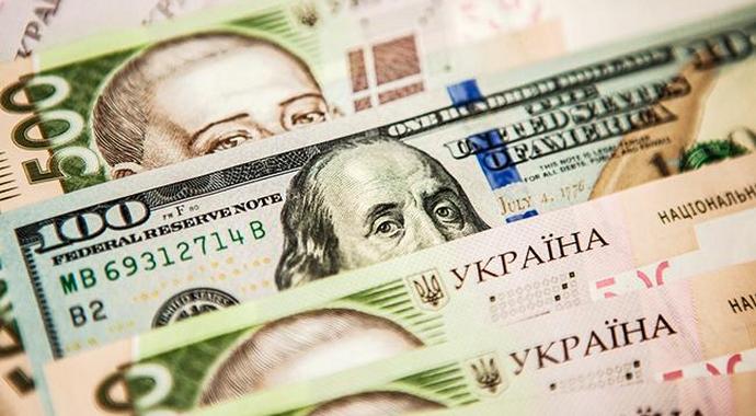 Витрачають заначку. Українці у квітні продали більше валюти, ніж купили