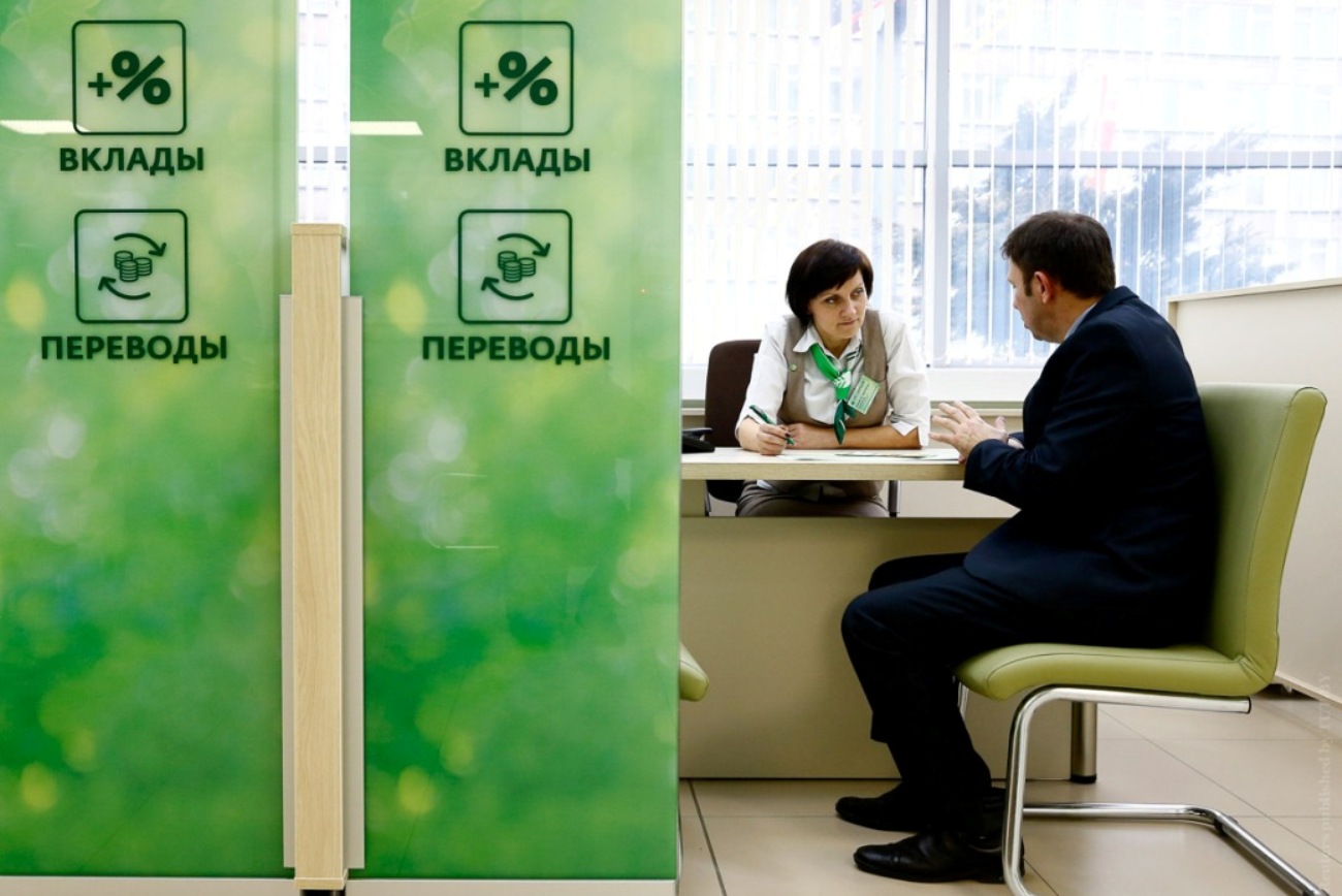 Белорусы не доверяют национальной валюте и забирают депозиты