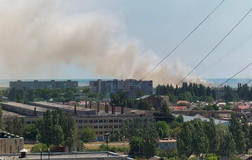У Бердянську прогриміли вибухи: вирує масштабна пожежа