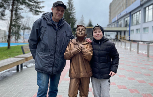 У Львові біля лікарні встановили скульптуру хлопчика, який чекає тата з операційної. ФОТО