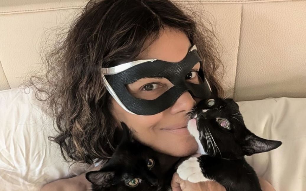 "Жінка-кішка" Голлі Беррі знялася з котами у відвертій провокативній фотосесії