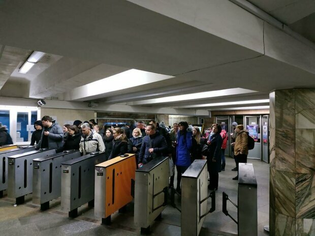 У Київському метрополітені замінять 50-річні турнікети, що "б'ють" пасажирів