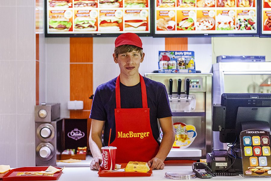 McDonald's має секретний підрозділ, який стежить за співробітниками, що вимагають підвищення зарплати — Vice