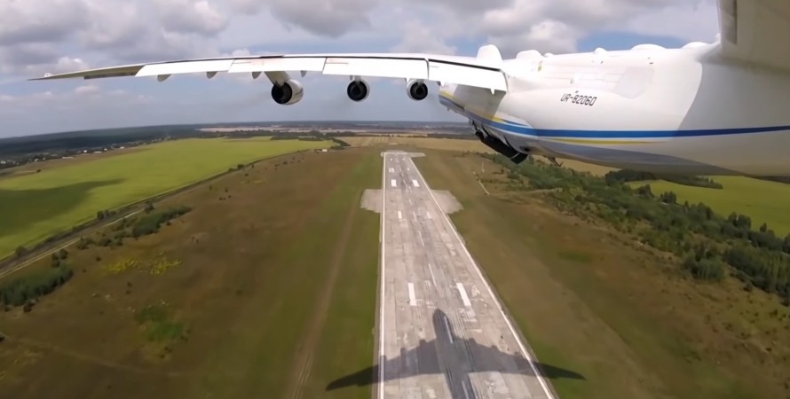 Пілот Ан-225 "Мрія" показав підготовку літака-гіганта до військового параду. ВІДЕО