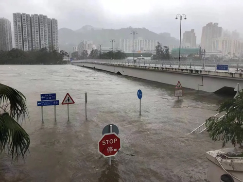 Китай накрив супертайфун "Саола": евакуювали 900 тисяч осіб, десятки людей постраждали. ВІДЕО