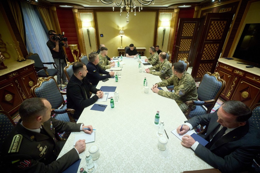 Зеленський зустрівся з українськими військовими експертами, які працюють у Саудівській Аравії 