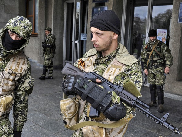На Донбасі воюють понад 3000 солдатів Росії, але в окопах вони не сидять – Хомчак