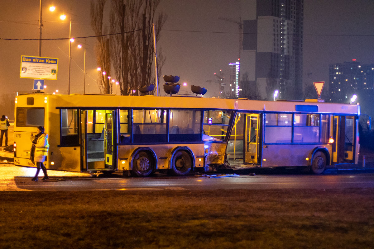 На Харківській площі у Києві позашляховик врізався в автобус, госпіталізовано четверо осіб