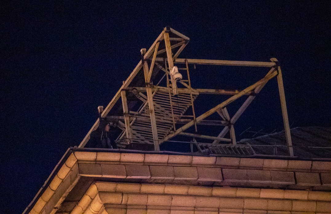 На Майдане Независимости парень пять часов просидел на краю крыши, угрожая спрыгнуть вниз