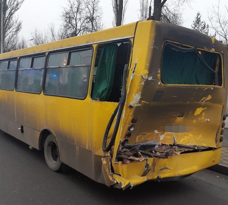 У Києві фура протаранила маршрутку, травми отримали 11 людей