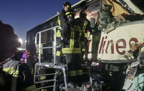 В Італії автобус з українцями зіткнувся з вантажівкою: багато поранених