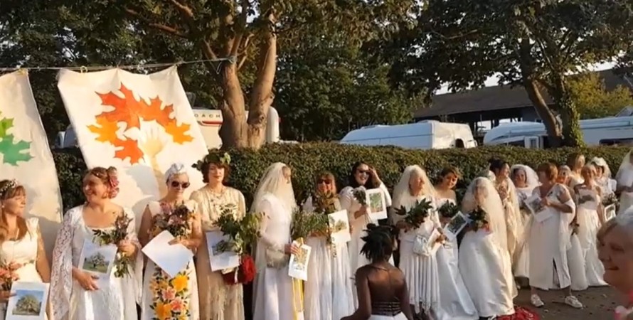 У Великобританії 70 жінок вийшли заміж за дерева: відео незвичайної церемонії