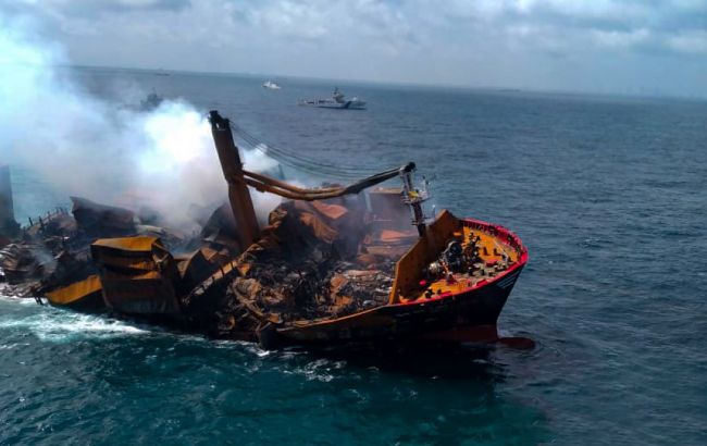 Екологічна катастрофа: біля Шрі-Ланки затонув танкер з хімікатами