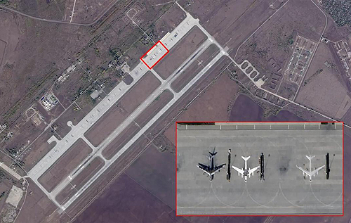 Росіяни почали малювати Ту-95 на базі в Енгельсі: супутник показав приманки