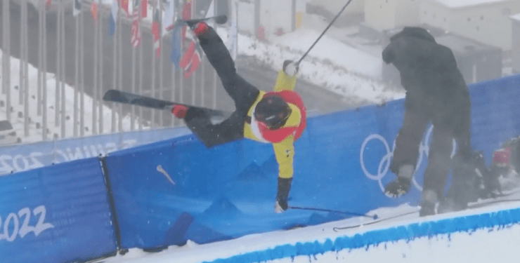 Фінський лижник, який летів, зніс телеоператора на Олімпіаді в Пекіні. ВІДЕО