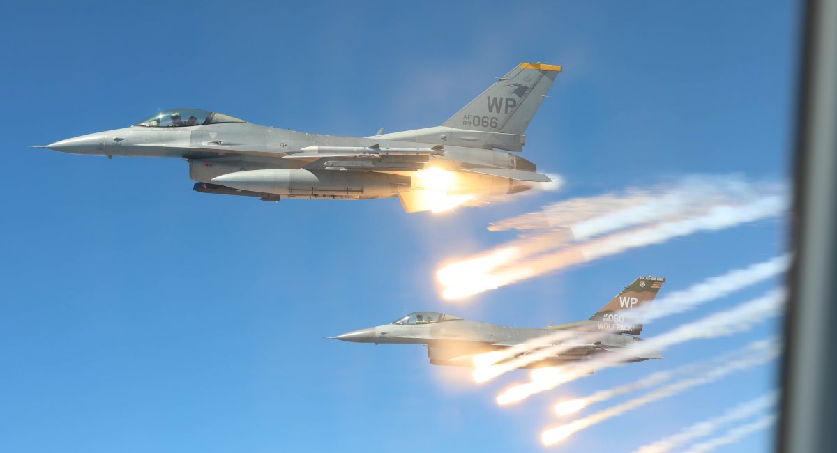 F-16 проти X-62A без пілота: у США оцінили унікальний "повітряний бій"